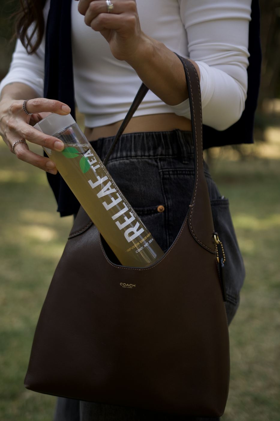 Botella de Releaf Tea entrando a una bolsa