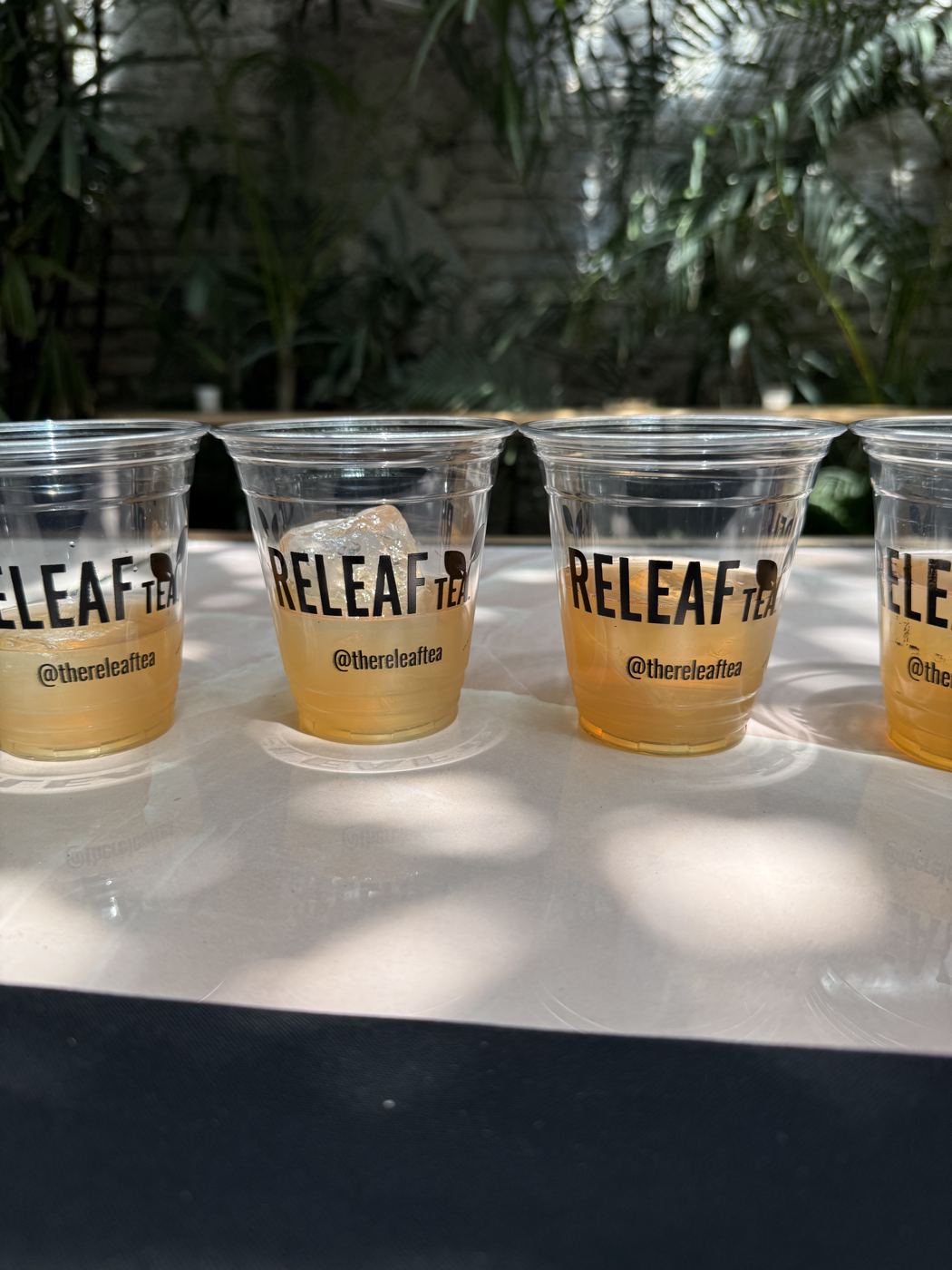 Vasos de Releaf Tea en un evento