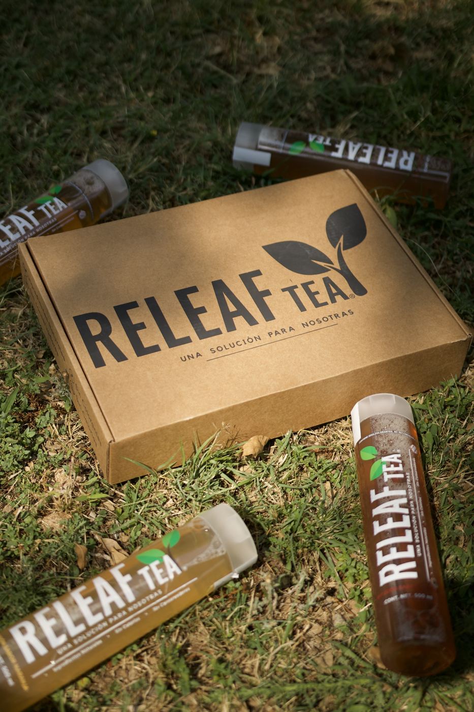 Caja de Releaf Tea sobre el pasto