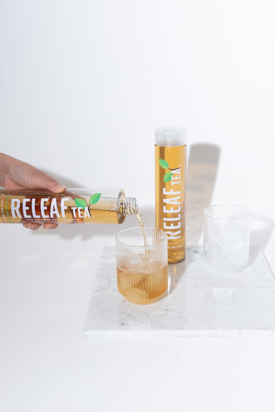 Releaf Tea sirviéndose en un vaso con hielo